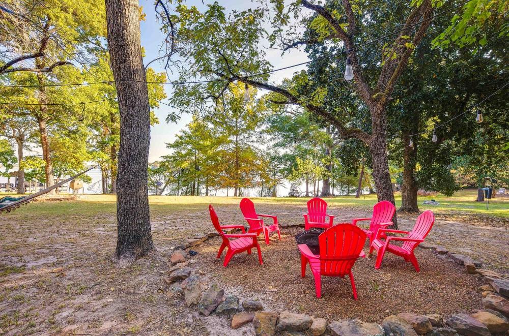 The Whacky Shack Family Cabin with Fire Pit!
